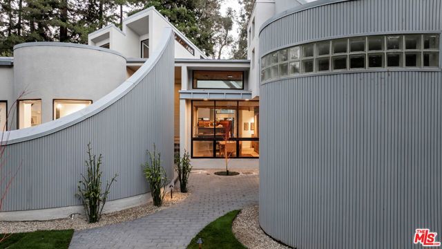 720 Brooktree Road, Los Angeles CA: https://media.crmls.org/mediaz/c2ff8962-8907-4656-88e7-cb839efabcc3.jpg