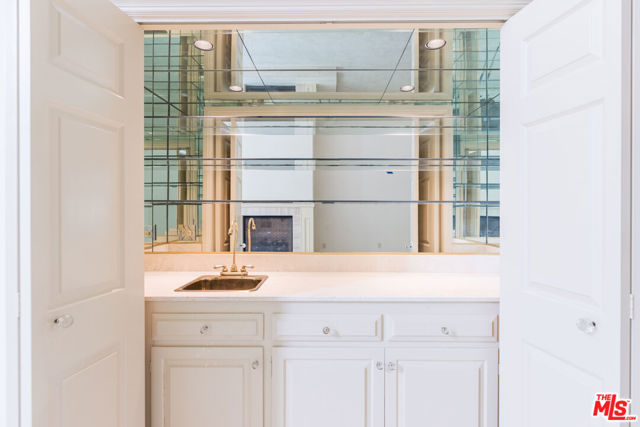 12386 Ridge Circle, Los Angeles CA: https://media.crmls.org/mediaz/c3000308-a779-43e9-be2f-411691200377.jpg