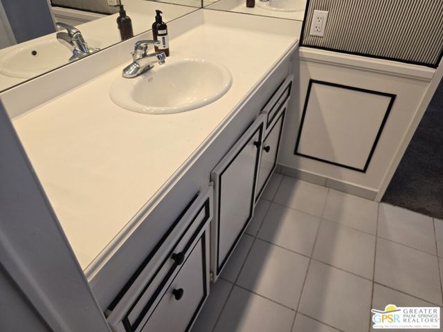 198 Juniper Drive, Palm Springs CA: https://media.crmls.org/mediaz/c3009a0d-f095-4ee2-aab5-47e7ab125fe2.jpg