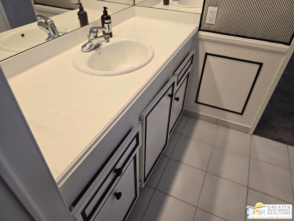 https://media.crmls.org/mediaz/c3009a0d-f095-4ee2-aab5-47e7ab125fe2.jpg?preset=X-Large