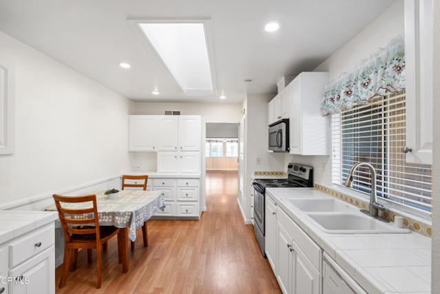 11225 Village 11, Camarillo CA: https://media.crmls.org/mediaz/c301401c-4dd3-4e8c-bf50-a5d63d0e84a9.jpg