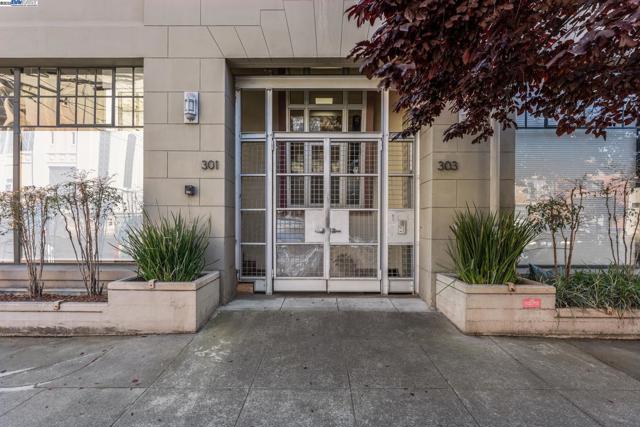 311 4th St, Oakland CA: https://media.crmls.org/mediaz/c301cfa9-2423-4469-9cd7-3ba1e94a592c.jpg