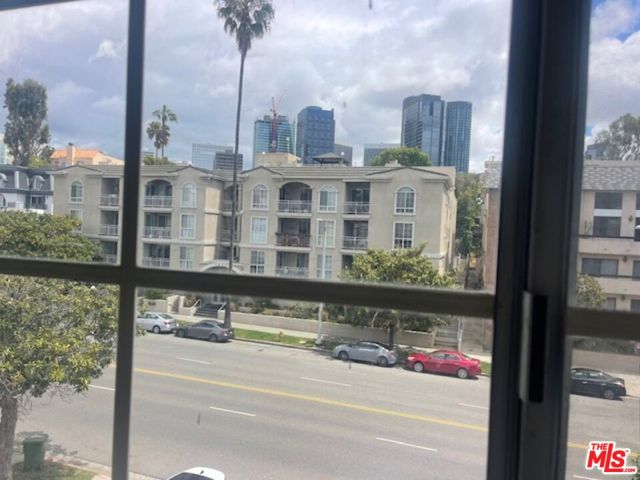 1845 1845 1/2 S South Beverly Glen Boulevard, Los Angeles CA: https://media.crmls.org/mediaz/c30218fb-b303-4ae1-a494-527e47b1b87a.jpg