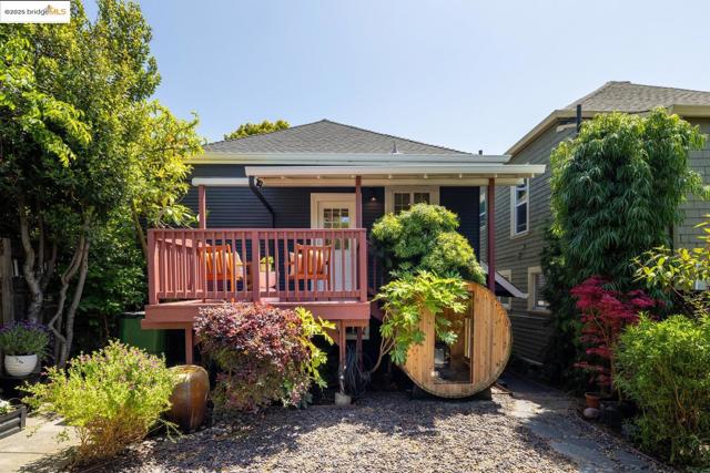 824 Arlington Avenue, Oakland CA: https://media.crmls.org/mediaz/c303a77e-e3be-45f4-ba6b-d630125db9a2.jpg