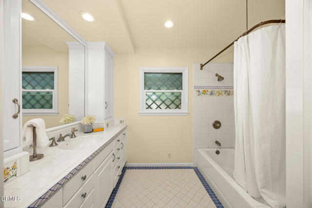 4929 Oakwood Avenue, La Canada Flintridge CA: https://media.crmls.org/mediaz/c3041646-b62a-4523-bec9-04d892313073.jpg