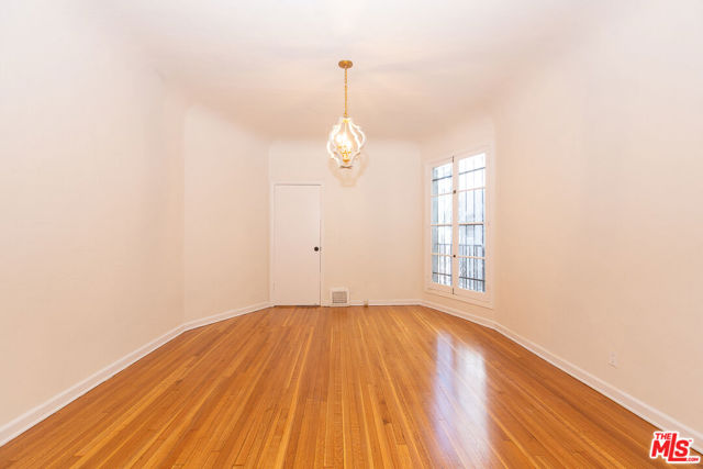 181 S Sycamore Avenue, Los Angeles CA: https://media.crmls.org/mediaz/c3045880-2483-41b3-97a8-6bad01daf5b1.jpg