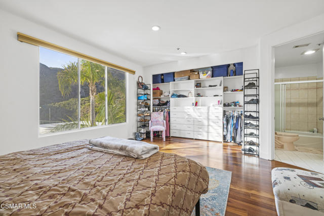 31505 Pacific Coast Highway, Malibu CA: https://media.crmls.org/mediaz/c304cae6-0361-41ce-8204-5ef56b61c907.jpg