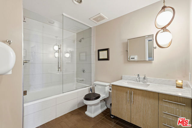 530 S Hewitt Street, Los Angeles CA: https://media.crmls.org/mediaz/c304d1a6-ac38-4628-865f-096f1a1a6564.jpg