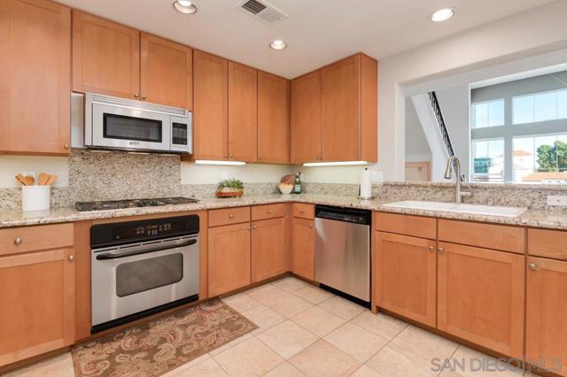 350 Nutmeg St, San Diego CA: https://media.crmls.org/mediaz/c305068b-9e0e-4fb4-b49d-688ed9cb7dba.jpg