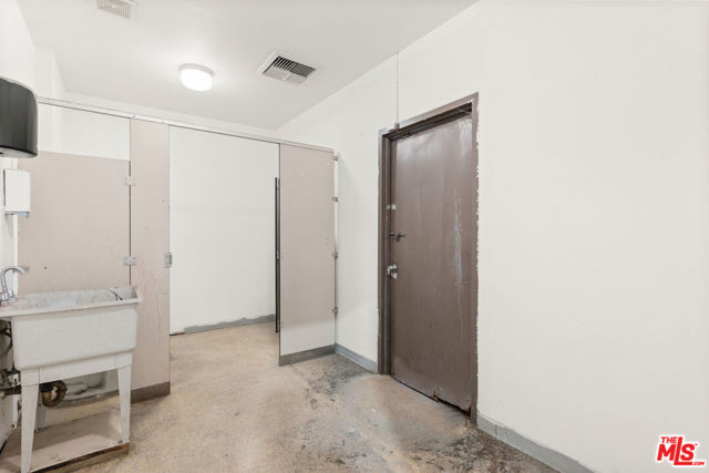 Image 18 of 37 For 3265 59th Street