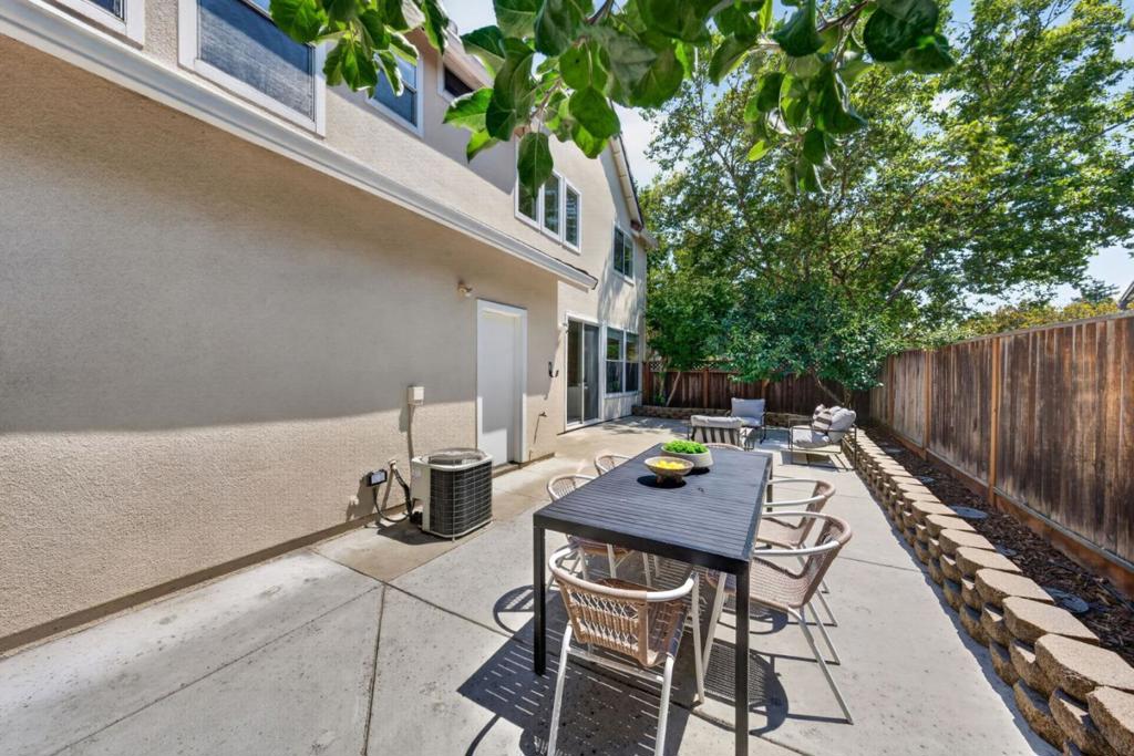 https://media.crmls.org/mediaz/c30632cd-b096-4ff2-ae05-5849d79cb664.jpg?preset=X-Large