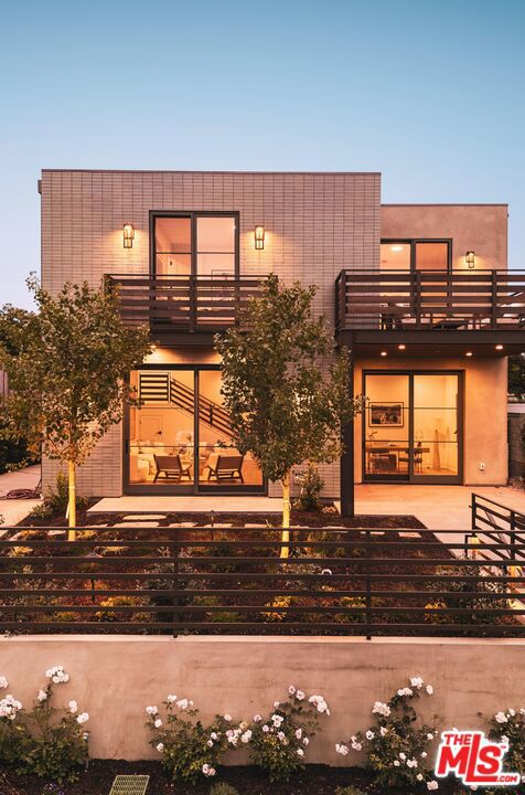 Image 2 of 51 For 2114 Pier Avenue