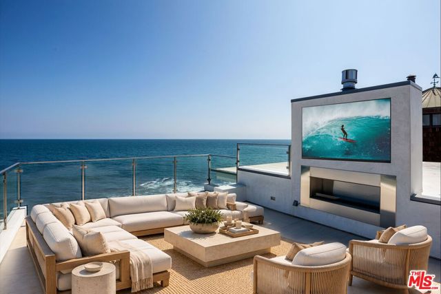 24380 Malibu Road, Malibu CA: https://media.crmls.org/mediaz/c3074ca4-fdeb-4910-986b-9e5b5a4948e7.jpg
