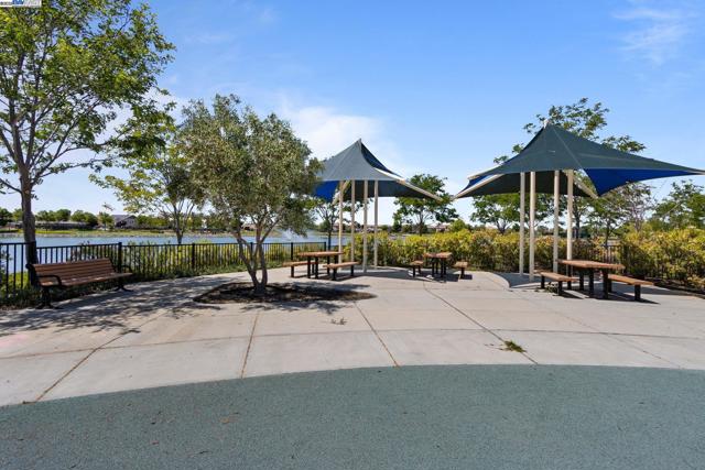 6454 Green Castle Cir, Discovery Bay CA: https://media.crmls.org/mediaz/c30852ff-34a5-4f27-b029-7117bdb8494d.jpg