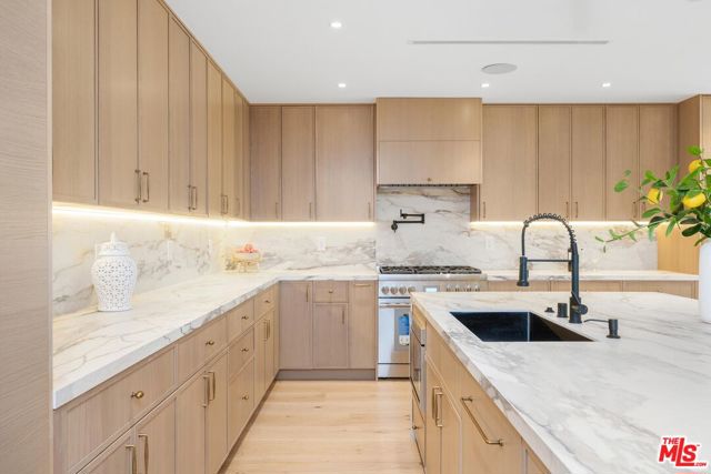 4627 Sunnyslope Avenue, Sherman Oaks CA: https://media.crmls.org/mediaz/c308850b-5ea6-465f-b166-1ce2f52fe8f1.jpg