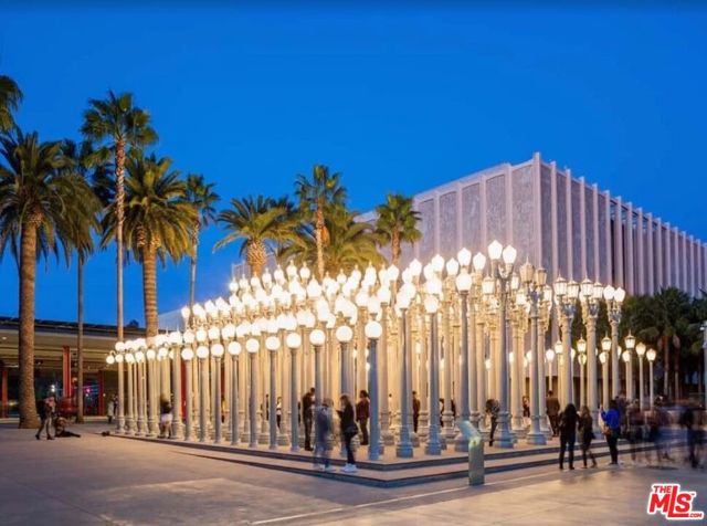 1280 S Sycamore Avenue, Los Angeles CA: https://media.crmls.org/mediaz/c3092b0b-8fd7-452c-8ddc-37d77946c313.jpg