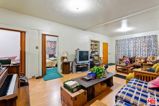 220 N Burlington Avenue, Los Angeles CA: https://media.crmls.org/mediaz/c3093791-7ec3-4460-8339-95e5d2e49b62.jpg
