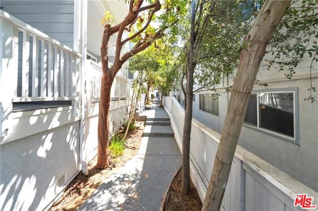 1202 Tennyson Street, Manhattan Beach CA: https://media.crmls.org/mediaz/c30a4e10-37d9-48db-86b2-09cec4140518.jpg