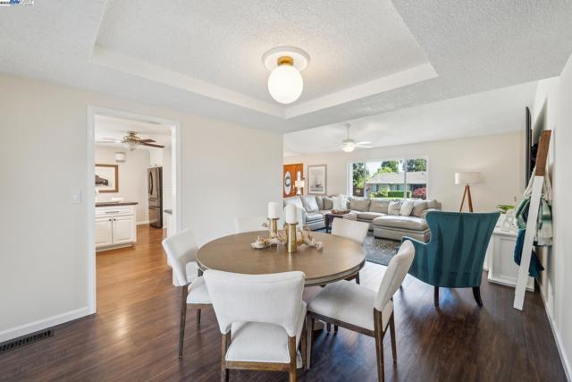 2740 Mohawk Cir, San Ramon CA: https://media.crmls.org/mediaz/c30adcb1-f75f-4874-a994-3575781101f4.jpg