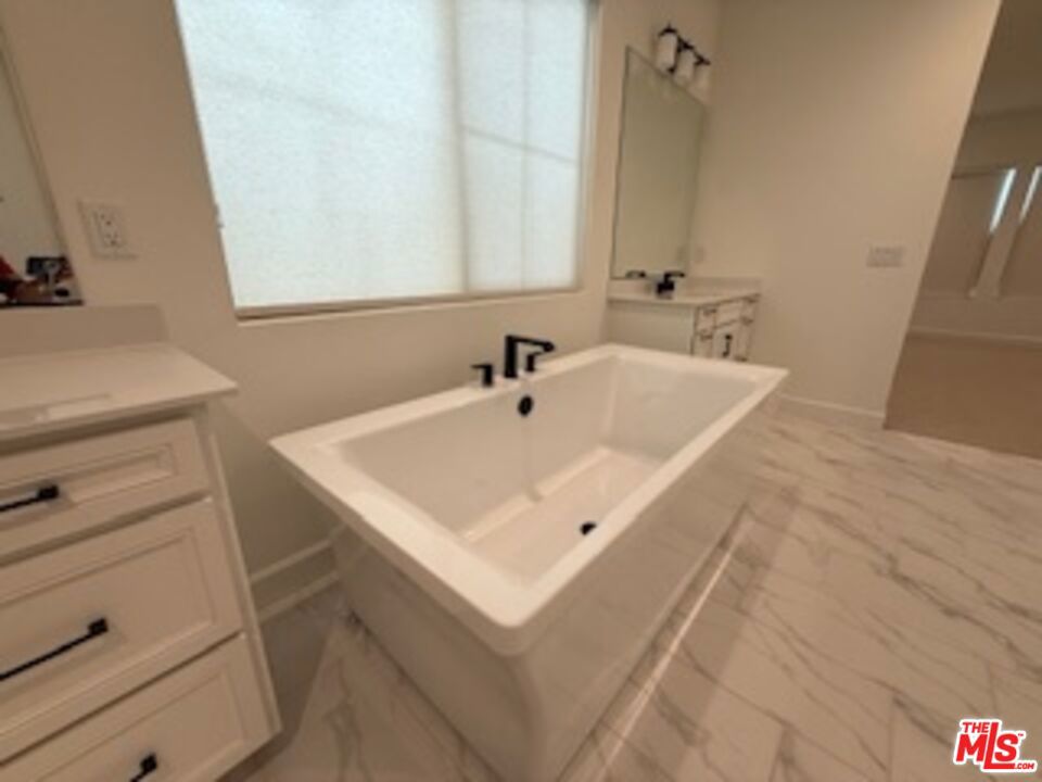 https://media.crmls.org/mediaz/c30b58e3-49d4-41ee-b2b5-1d285606cdbe.jpg?preset=X-Large