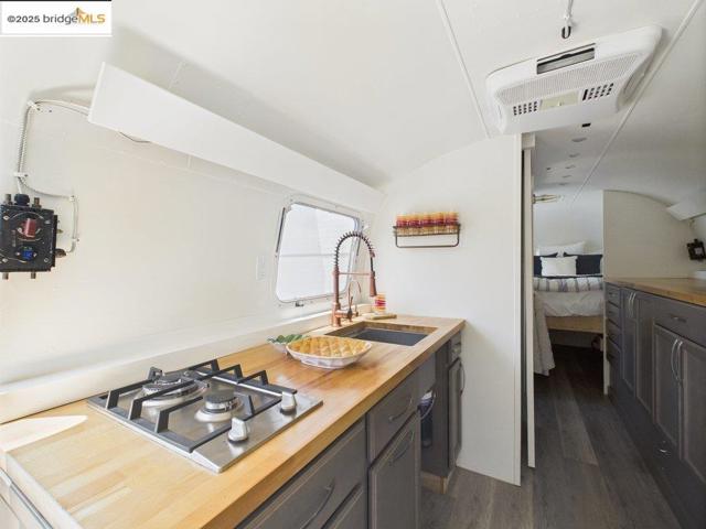 2602 Adeline St, Oakland CA: https://media.crmls.org/mediaz/c30e6cd9-42fc-4a99-b710-a2c80324c1db.jpg
