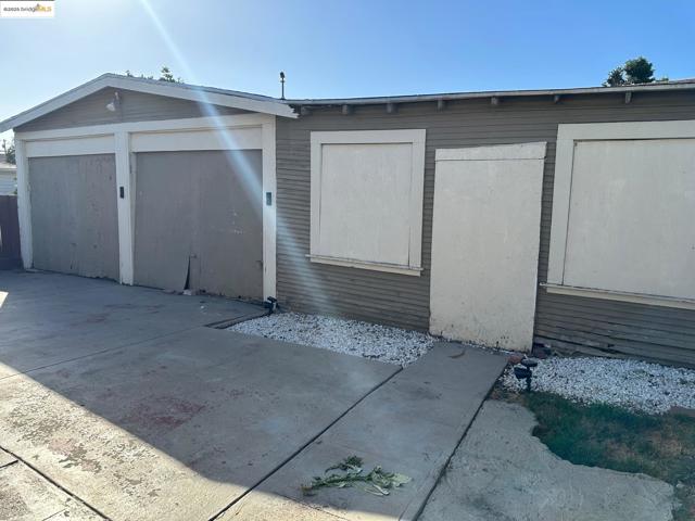 1937 87th Avenue, Oakland CA: https://media.crmls.org/mediaz/c30ee8a6-728e-41c5-91f4-f933c91ce3eb.jpg