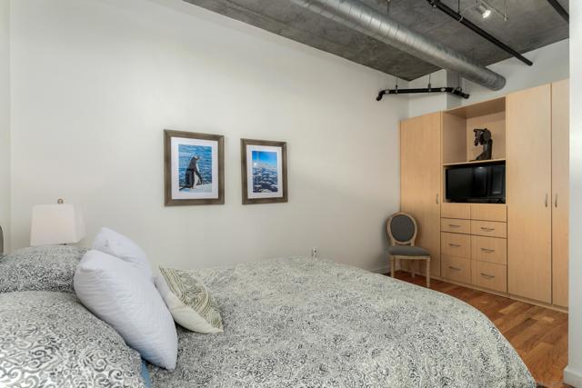 877 Island Ave, San Diego CA: https://media.crmls.org/mediaz/c30f0484-4ad1-4bcb-8484-54b54baa8f48.jpg