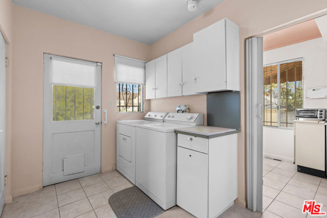 252 S Maple, Beverly Hills CA: https://media.crmls.org/mediaz/c30f318f-831c-4358-a651-31509b7c4c87.jpg