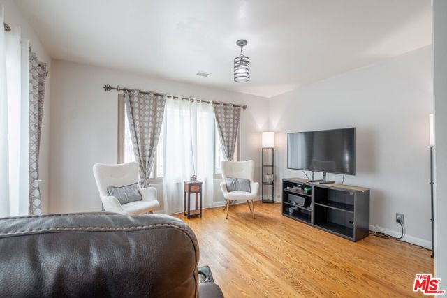 10725 S 8th Avenue, Inglewood CA: https://media.crmls.org/mediaz/c30f766d-4bdd-4137-a10b-565af9155301.jpg