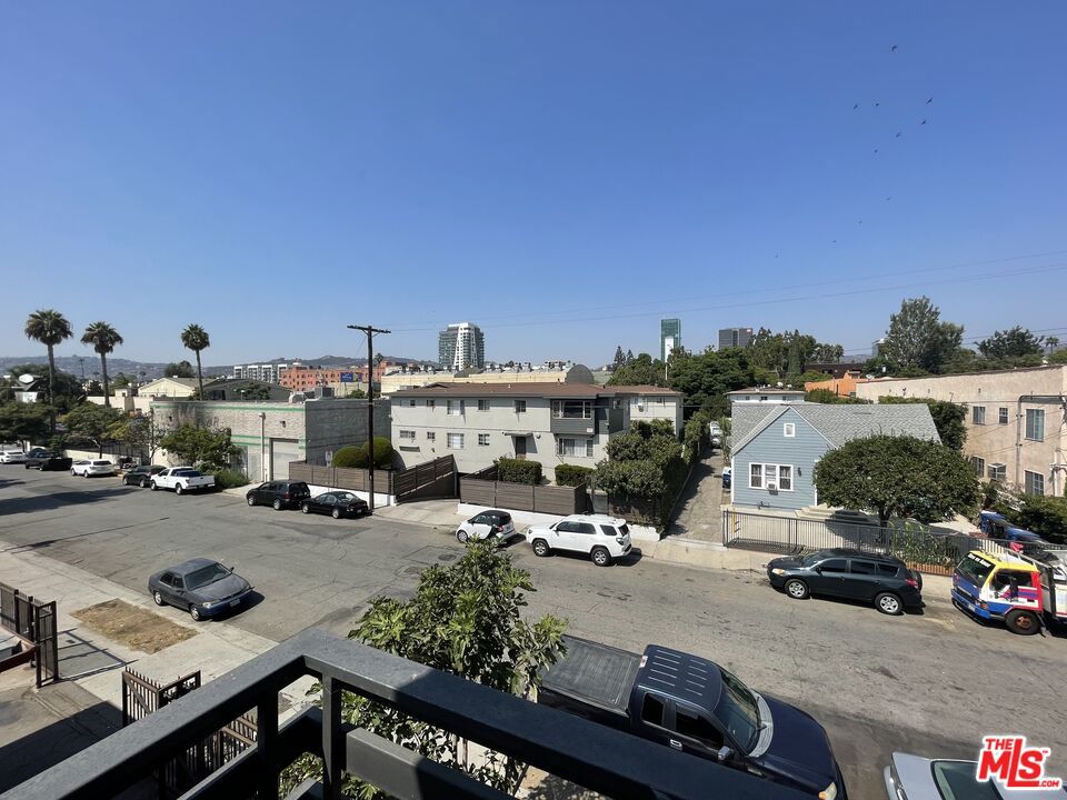 https://media.crmls.org/mediaz/c30f8eb8-ba55-4942-8267-4d9c07807ee4.jpg?preset=X-Large