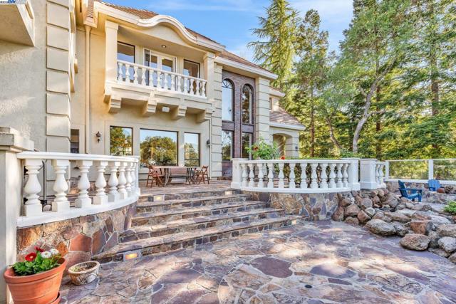 219 Valley Oaks Dr, Alamo CA: https://media.crmls.org/mediaz/c30fba2d-eb14-4fb5-aa3d-0d75fa52f4e7.jpg
