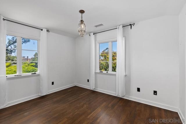 7728 Ludington Pl, La Jolla CA: https://media.crmls.org/mediaz/c3109fa7-51a6-4b2c-b20e-88e97e2cd972.jpg