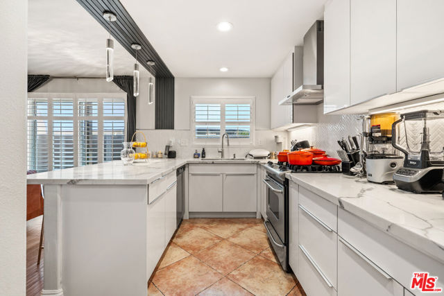 3252 Park Lane, Hawthorne CA: https://media.crmls.org/mediaz/c3122306-5bbd-45cf-8993-ed2b3db86a87.jpg