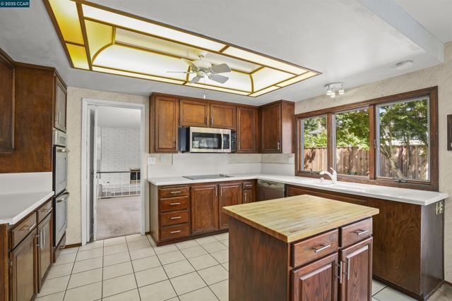 220 Daylight Pl, Danville CA: https://media.crmls.org/mediaz/c3123001-9537-439a-a4a0-3824de2438d1.jpg