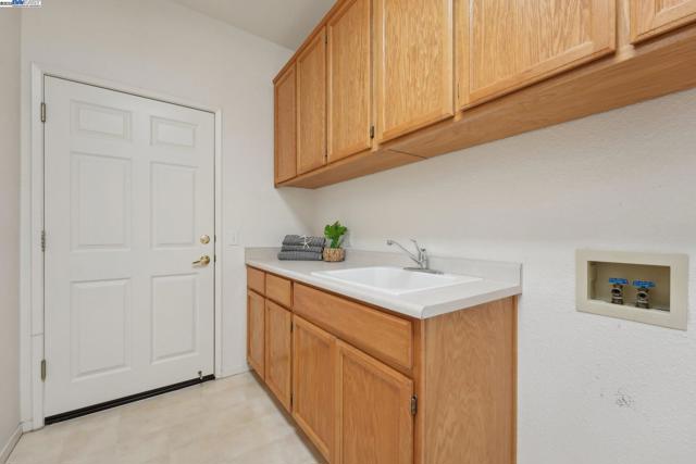 491 Central Park Pl, Brentwood CA: https://media.crmls.org/mediaz/c312ba2c-1c4b-4635-8977-f46ff6602c4e.jpg