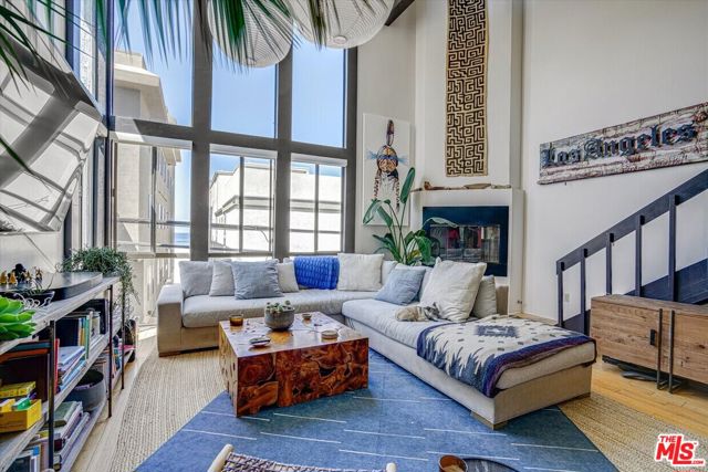 14 Mast Street, Marina del Rey CA: https://media.crmls.org/mediaz/c312c4f9-818c-4b4d-a122-5a777c69410c.jpg