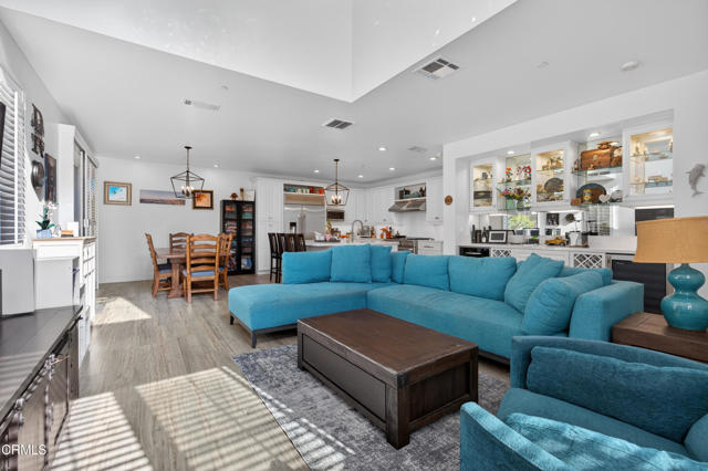 3746 Dunkirk Drive, Oxnard CA: https://media.crmls.org/mediaz/c3147cff-c47c-43d0-bd66-1a9b28bec13a.jpg