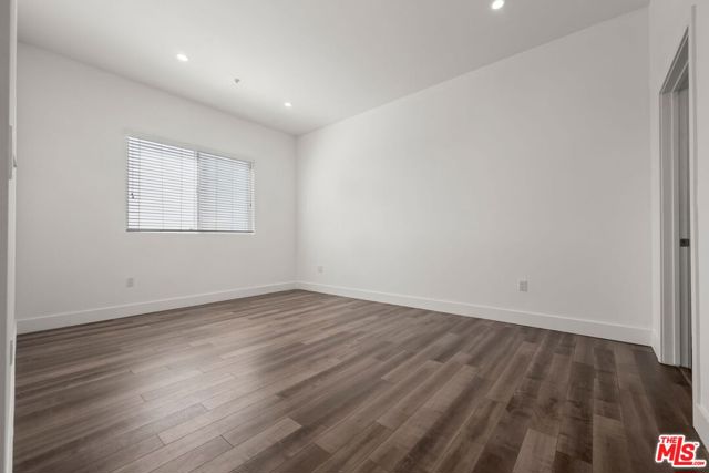 1215 S Bedford Avenue, Los Angeles CA: https://media.crmls.org/mediaz/c3151054-5859-4e72-82ad-28efa5a7352a.jpg