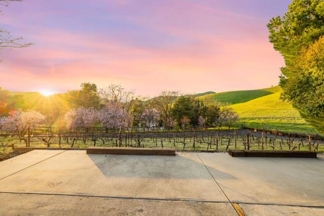 10260 Lucky Court, Gilroy CA: https://media.crmls.org/mediaz/c31540e8-4582-436b-b1e9-e0252dfbc9dc.jpg