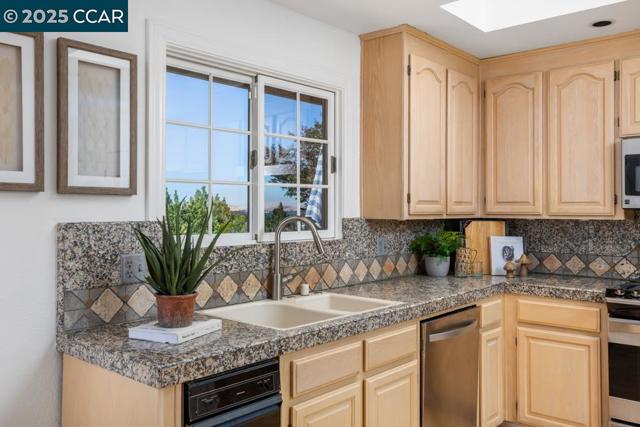 2554 Mockingbird Hill Rd, Walnut Creek CA: https://media.crmls.org/mediaz/c31583c1-9b90-426d-ad88-4b16cb07e471.jpg