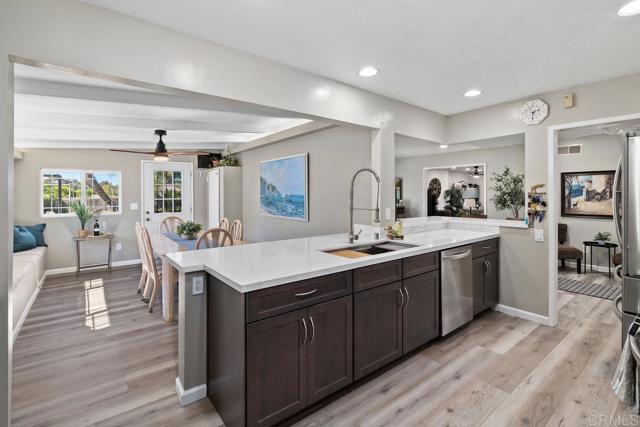 Detail Gallery Image 11 of 42 For 3542 Governor Dr, San Diego,  CA 92122 - 5 Beds | 3 Baths