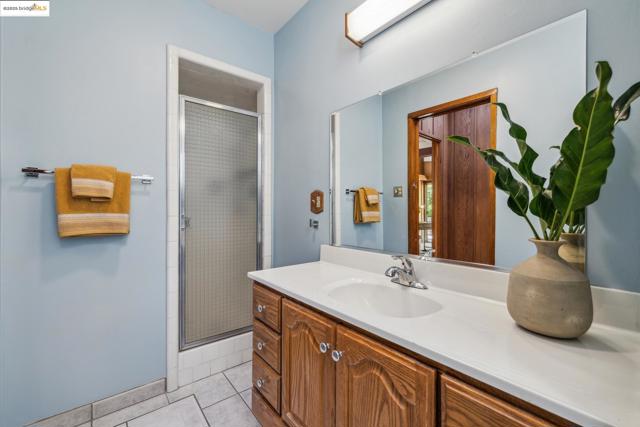 1 Garden Dr, Kensington CA: https://media.crmls.org/mediaz/c315b93a-26d4-4ab4-87f7-d6e55b481576.jpg