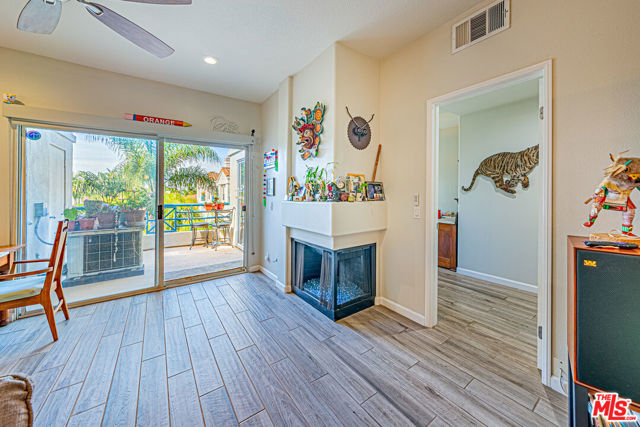 415 Townsquare Lane, Huntington Beach CA: https://media.crmls.org/mediaz/c315c111-5cf4-44fb-8040-d7f2a03f2e2f.jpg