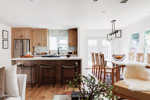 14322 W Collins Street, Sherman Oaks CA: https://media.crmls.org/mediaz/c316b40d-b2e4-4f9e-8871-f5149461ec82.jpg