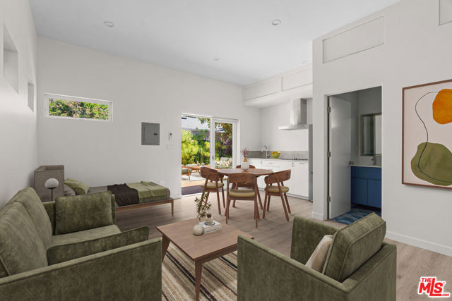 2425 Cloy Avenue, Venice CA: https://media.crmls.org/mediaz/c316dbea-ec31-4d79-a387-0aec9b7b6e0d.jpg