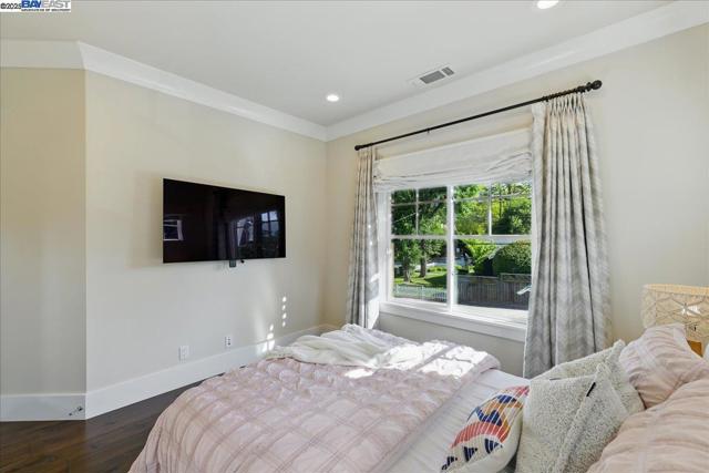 16741 Loma St, Los Gatos CA: https://media.crmls.org/mediaz/c31755ab-a4ae-4f89-a06a-949208b27c01.jpg