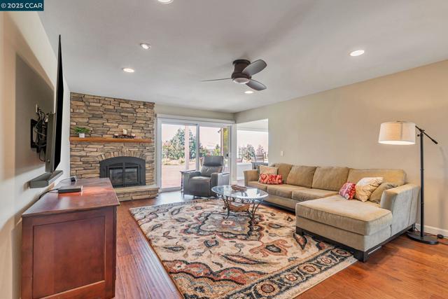 130 Samoa Ct, San Ramon CA: https://media.crmls.org/mediaz/c3175ce2-fd77-4198-95c1-c4b34c76e2a2.jpg