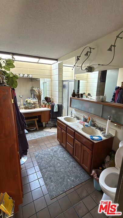 180 E Pepper Drive, Long Beach CA: https://media.crmls.org/mediaz/c3178ceb-f20a-4b90-a38d-33a58bf19616.jpg