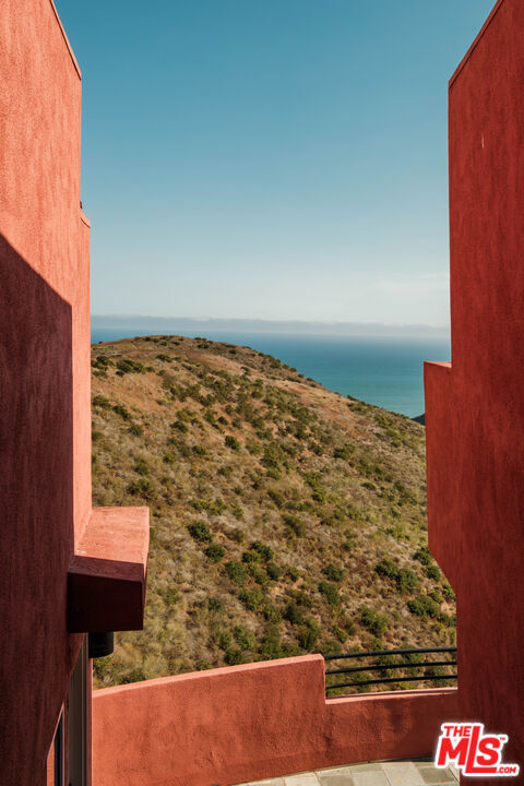 3029 Sequit Drive, Malibu CA: https://media.crmls.org/mediaz/c317d4ae-7a78-4ebe-be5a-6481c60891ca.jpg