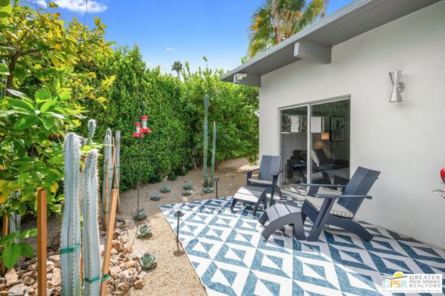 1155 E Paseo El Mirador, Palm Springs CA: https://media.crmls.org/mediaz/c31873be-f529-43bf-8de9-e5c6475cfaf1.jpg